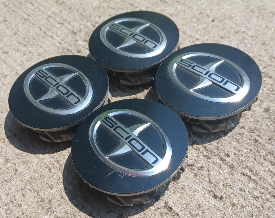 Набор центральных колпаков Scion TC (4 штуки) черные, 2011-2016 номер детали PC+ABS, 69599 - Изображение 2 из 3
