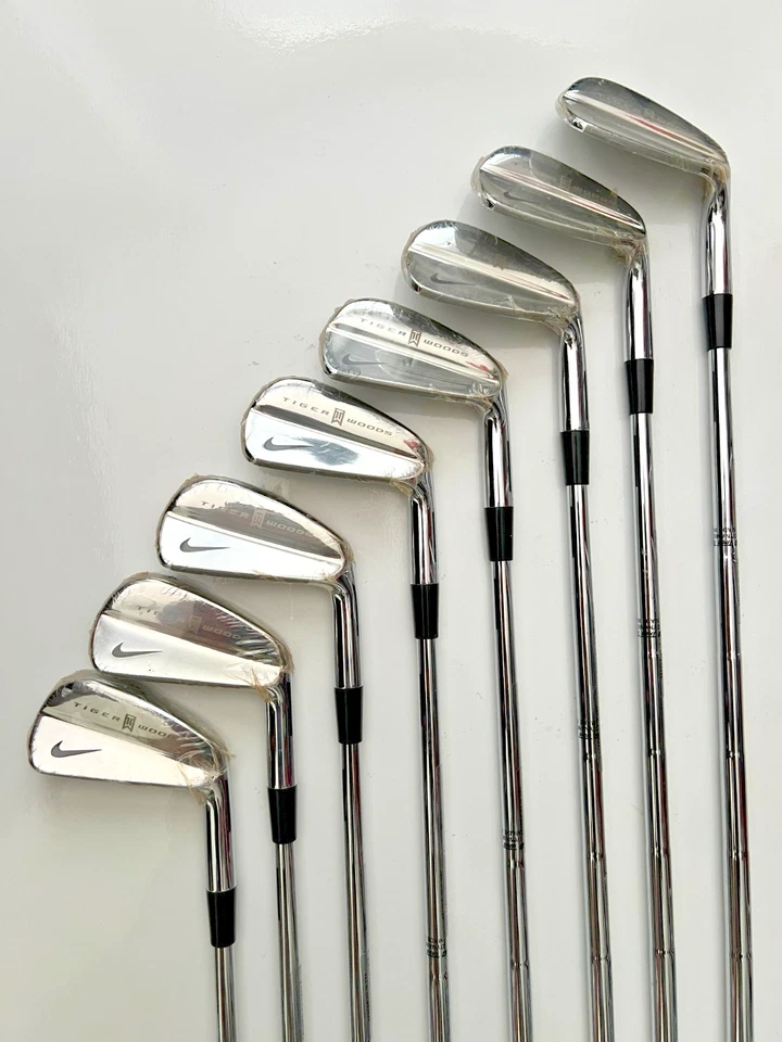 Nike “Tiger Woods” One Of A Kind Irons 2004 + 7.5 Driver + Buick Bag, sealed - Image 2 of 4