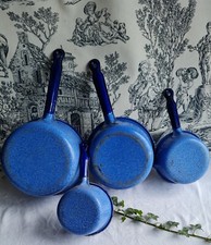 4 ANCIENNES CASSEROLES EMAILLEES AVEC BEC VERSEUR BLEUES