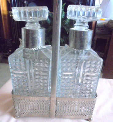 EIN PAAR VINTAGE DEKANTER MIT SILBERMETALLKORB PLUS SILBERMETALL NAMENSCHILDER. 