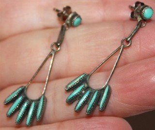 Beautiful vtg. Native American southwest sterling silver turquoise earrings #102