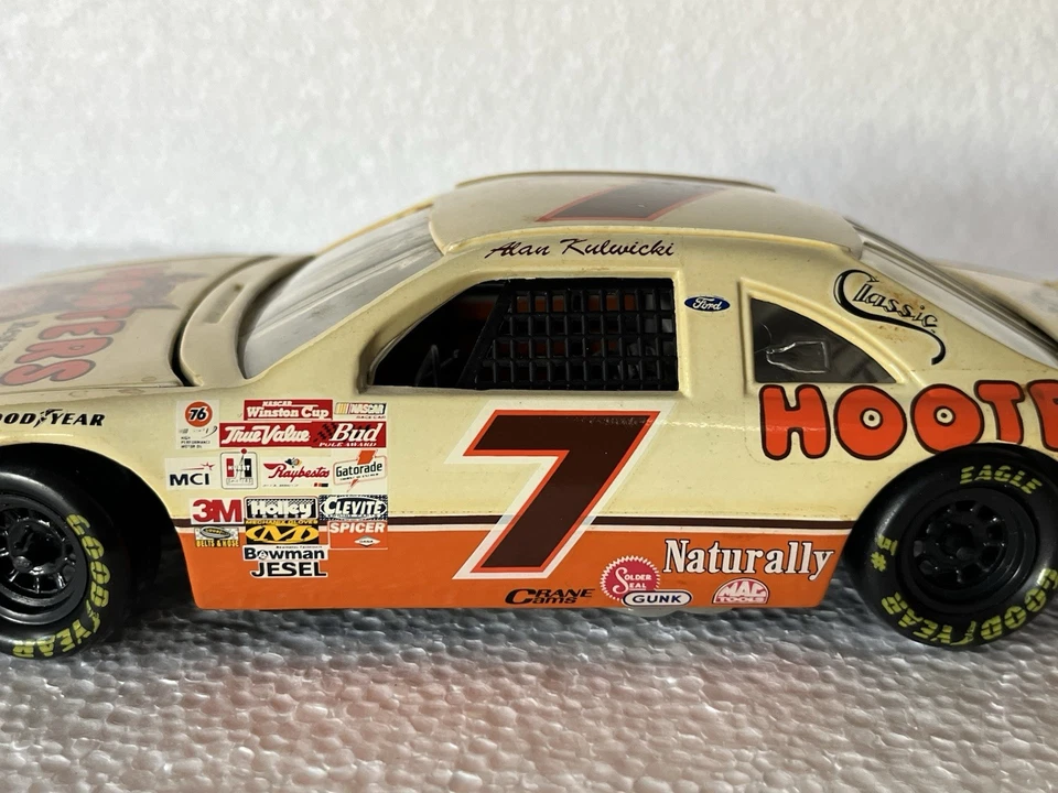 REVELL 1991 NASCAR Ford Thunderbird #7 Alan Kulwicki escala 1:24 HOOTERS Foto 4 de 4