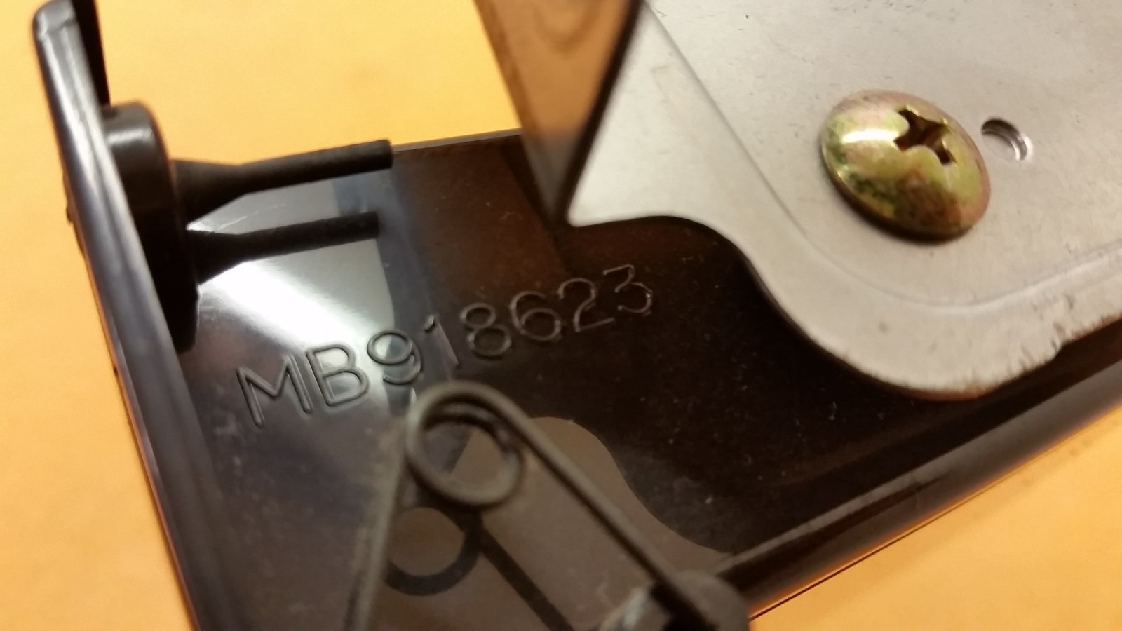 MITSUBISHI MONTERO SPORT NATIVA PAJERO GLOVE BOX RADIO ACCESS BOX