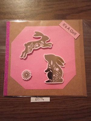 B074 Handarbeit personalisiert neu Baby Mädchen Karte rosa Hase Kaninchen Blumen 12x12