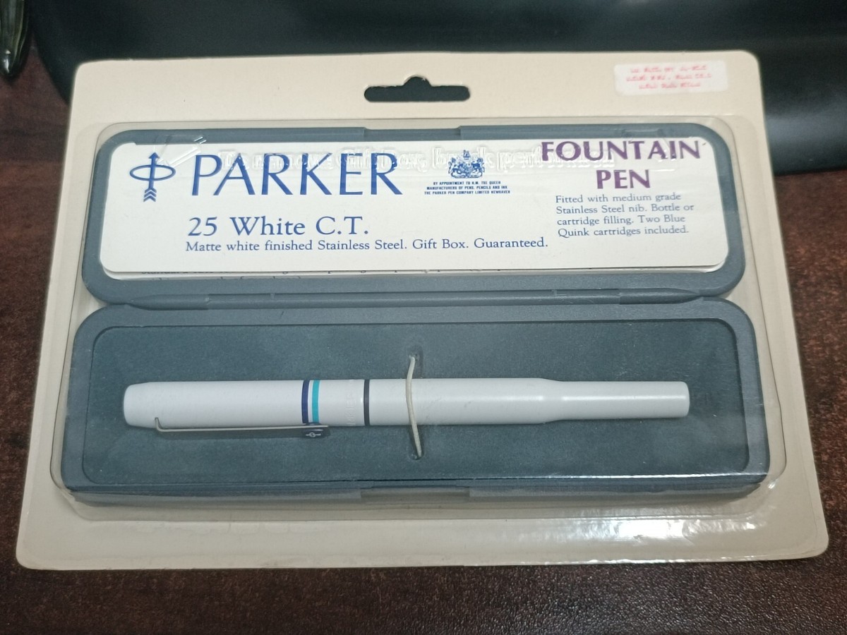 NOS PARKER 25 WHITE EPOXY FOUNTAIN PEN BOXED WITH PAPERS MINT CT