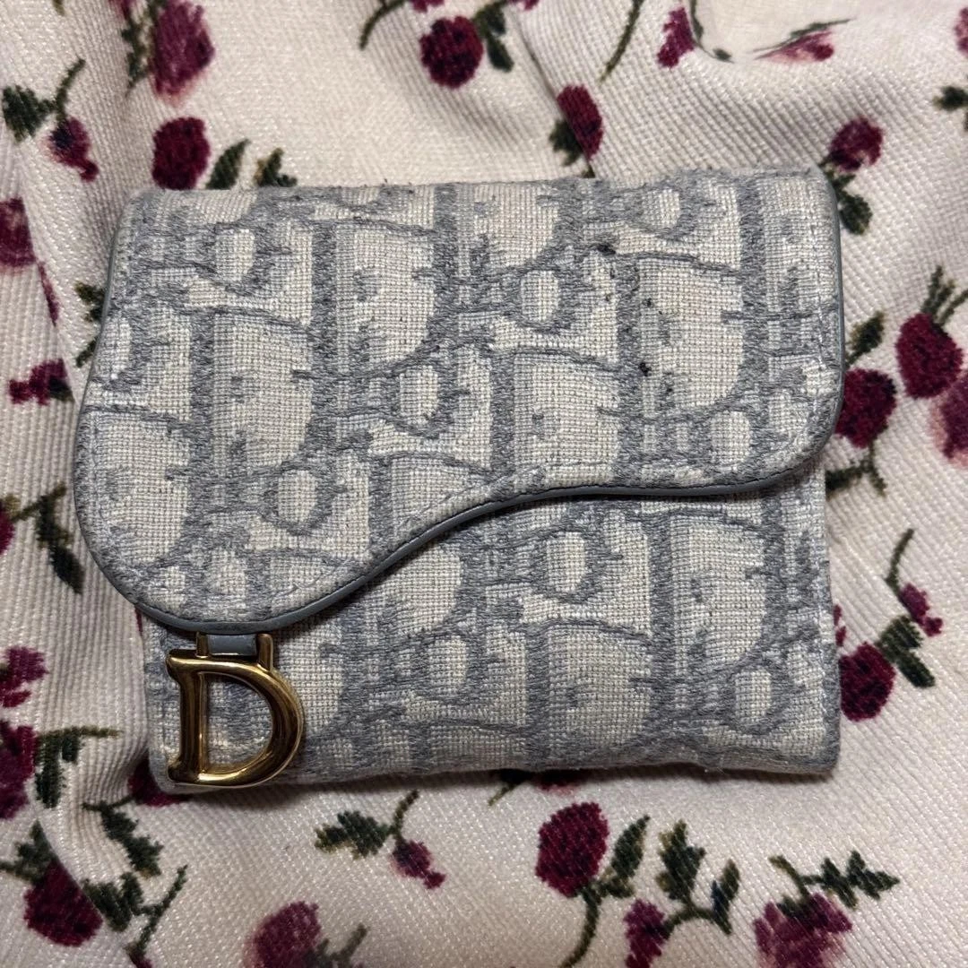 Tissu portefeuille triple gris Christian Dior 2 ans occasion avec petites taches