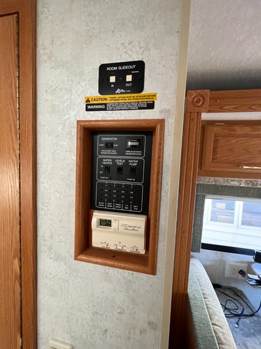 2004 Winnebago Sightseer Class A Motor Home - Picture 15 of 40