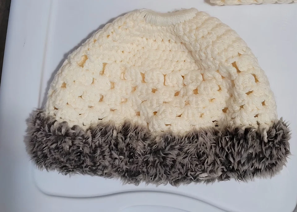 Conjunto de calentadores de piernas gruesos sobre la rodilla para mujer y un gorro de moño desordenado Foto 4 de 4