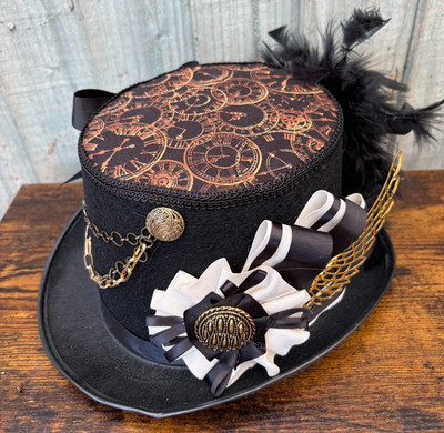 Schwarzer Steampunk Zylinder Federn Rosette Uhren Ketten Schleife Flügel 59 cm (4)