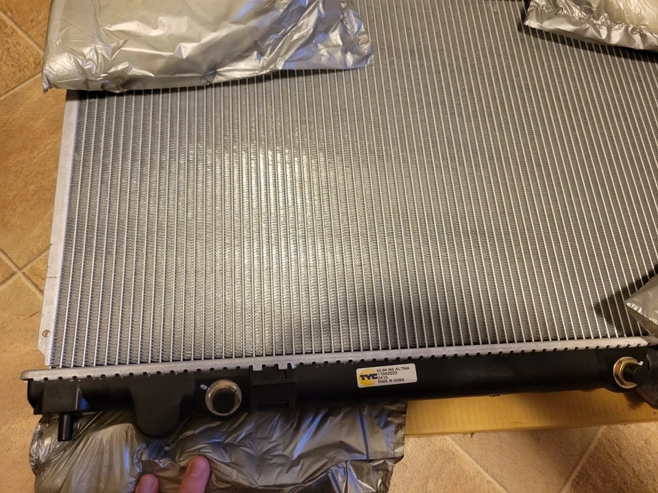 Radiador de aluminio de una fila para Nissan Altima 3,5 L V6 automático/5 velocidades TYC 2415 02-06 Foto 2 de 4