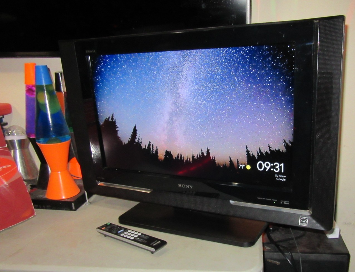 Beautiful Sony Bravia 26” KDL-26NL140 9-Input 720p LCD TV w Rmt