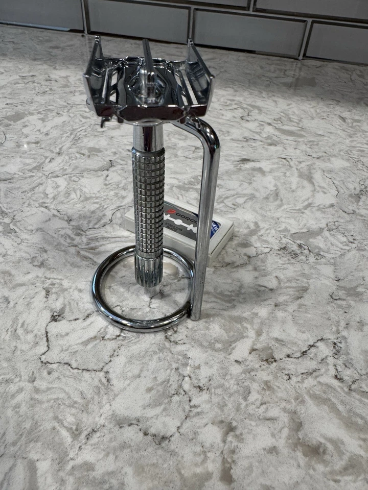 Maquinilla de afeitar clásica de seguridad cromada y soporte con hoja Foto 4 de 4