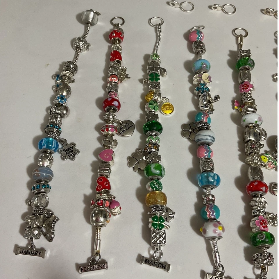 Pulseras Willabee & Ward 12 dijes, meses, temáticas navideñas, plateadas y extensores Foto 2 de 4