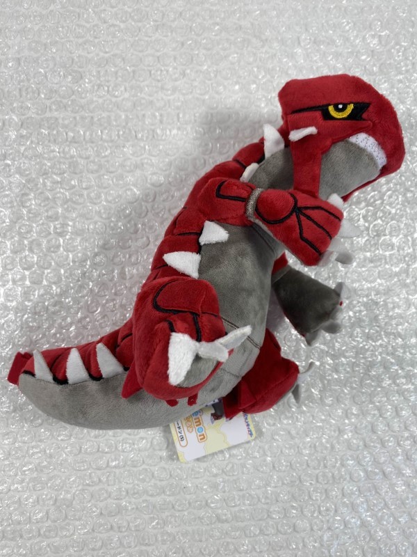 Peluche Groudon Pokemon pour décoration de chambre geek et salon