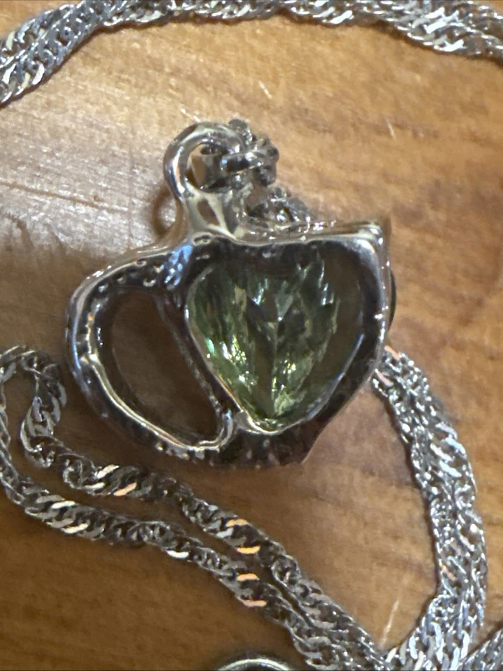 Colar de prata esterlina duplo em forma de coração com gema verde e strass 16"" - Imagem 3 de 4