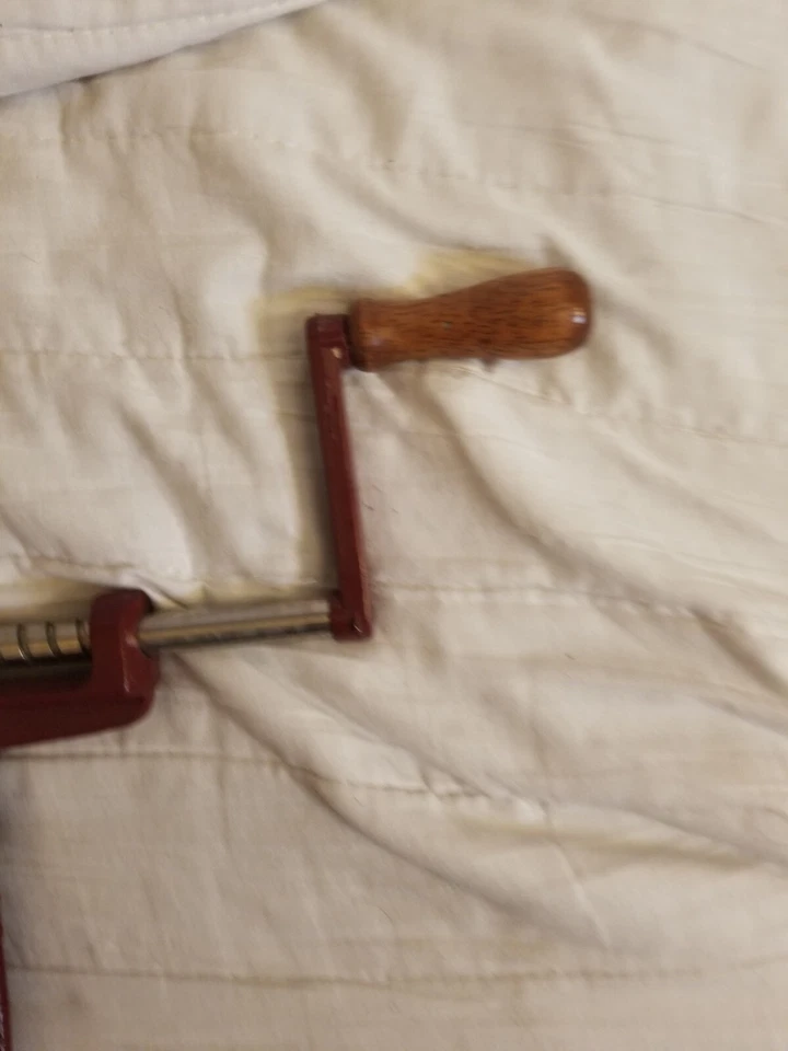 Back to Basics Peel Away - Pelador de patatas de manzana - Mango de madera de hierro fundido Foto 3 de 4