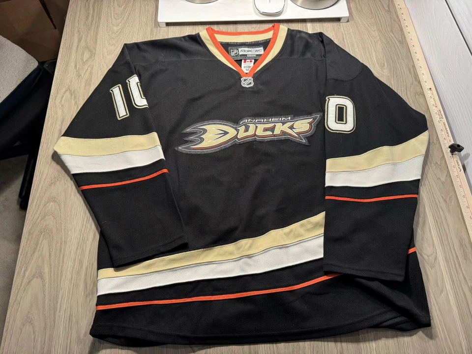 Camiseta deportiva de hockey firmada por el equipo autografiada de los Anaheim Ducks CCM Corey Perry de la NHL Foto 2 de 4