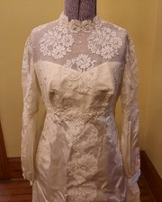 1960s Vtg Wedding Dress w/ Detachable Train, Ivory Long Sleeved Size Medium