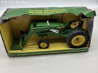 ERTL John Deere 2440 Utility Tractor with Loader 1/16 Die Cast Green 2001