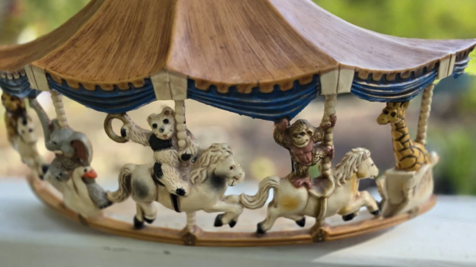 复古儿童房墙壁旋转木马来自 Universal Statuary Corp 1979 年美国制造 — 第 3/4 张图片