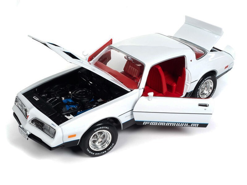 AUTOWORLD AMM1318 1:18 1977 PONTIAC FIREBIRD FORMULA (CAMEO WHITE