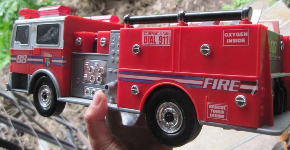 Camión de bomberos Tonka 1992 Funrise 2002 Hasbro usado algunos daños Foto 3 de 4