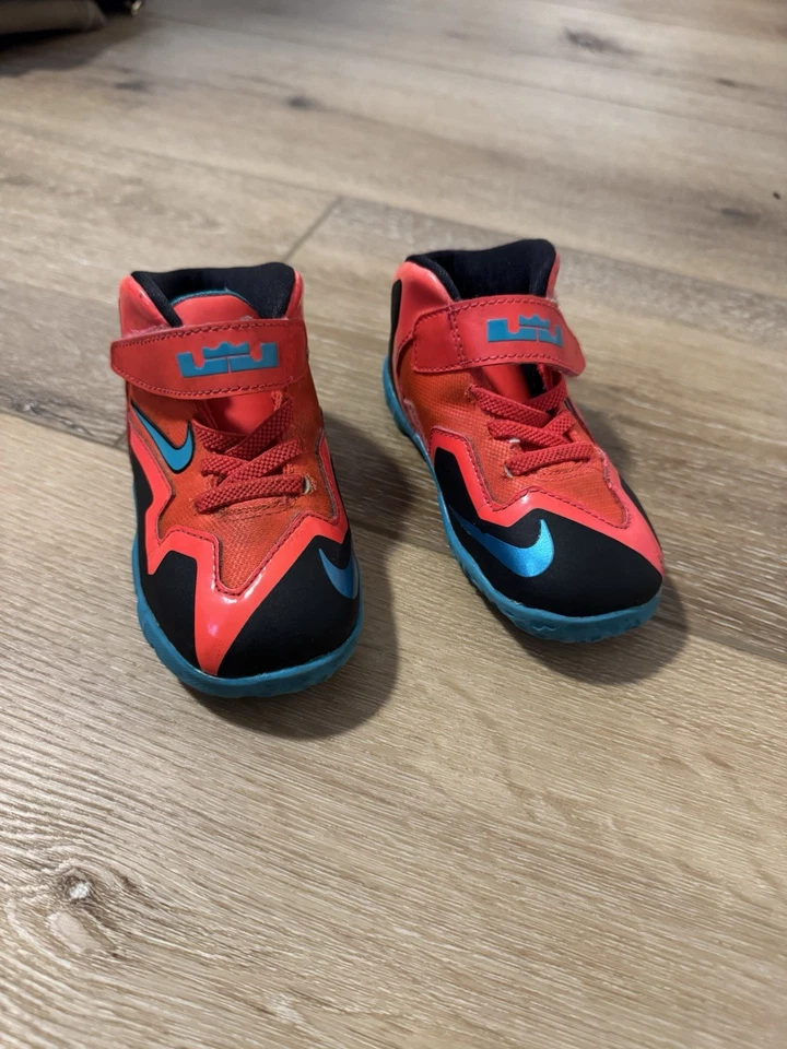 Tenis de baloncesto NIKE LeBron para niños pequeños talla 7 Elite "Héroe" Foto 2 de 4