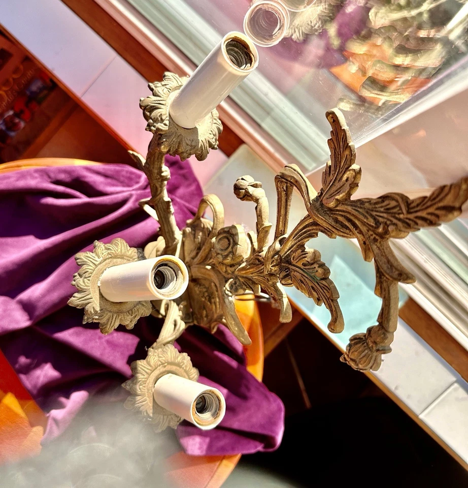 Vintage CAST BRASS 3 ARM ELABORATE HOLLYWOOD REGENCY ELECTRIC Wall Sconce Light - Image 3 of 4