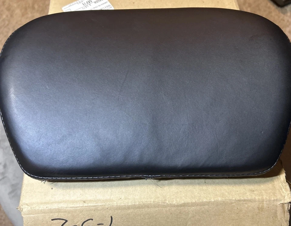 Almohadilla de respaldo de pasajero de cuero OEM 52920-98B NUEVA EN CAJA Harley-Davidson Foto 3 de 4