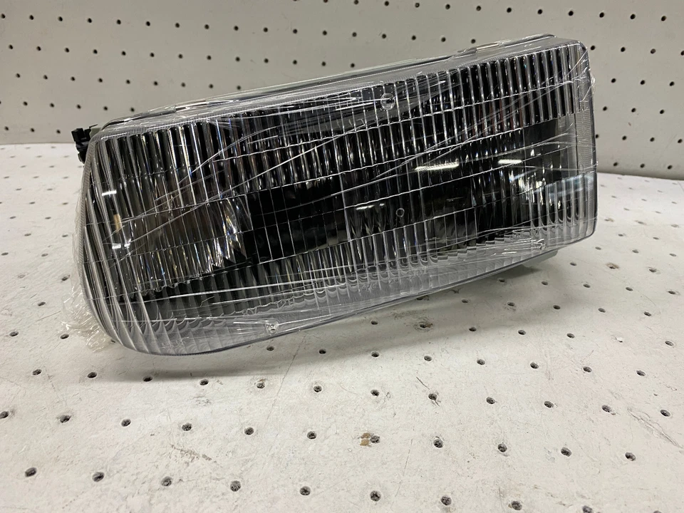 Conjunto de faros de repuesto para conductor izquierdo Ford Explorer TYC 1995-2001 Foto 4 de 4