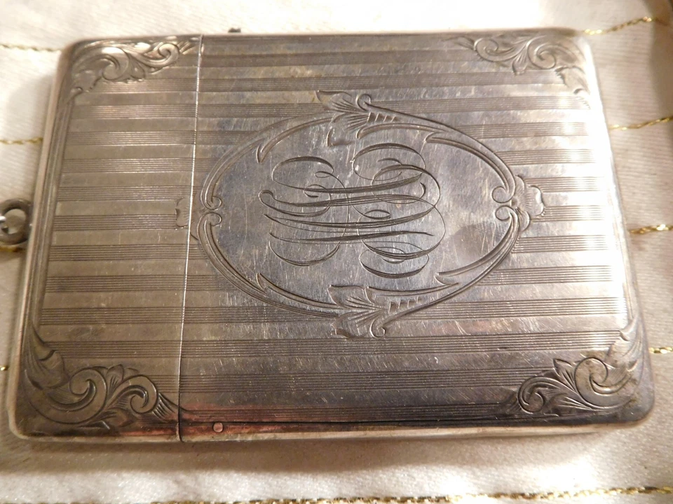 Antiguo estuche victoriano para tarjetas de visita para mujer con correa de cadena Foto 3 de 4