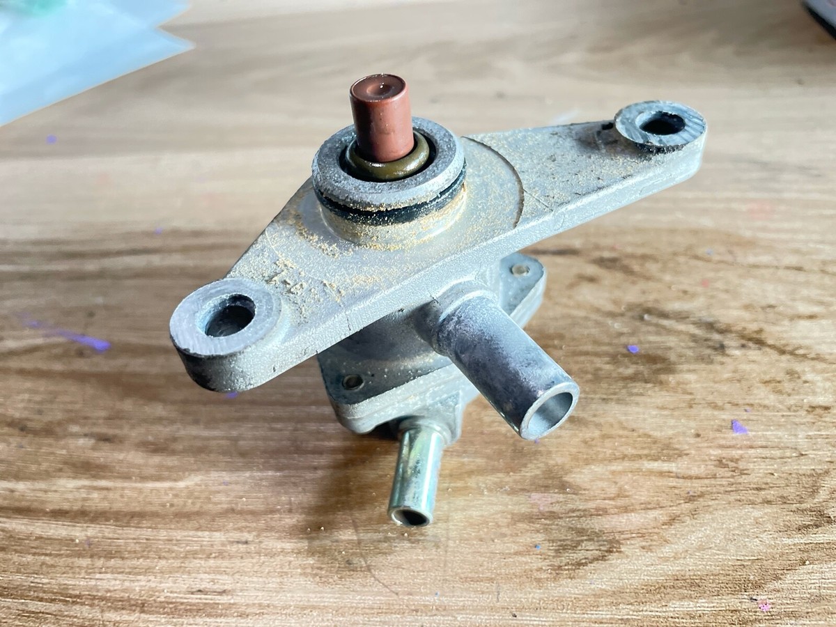 yazawa　オプション NISSAN DATSUN 720 A720 Genuine Speedometer Pinion Assy 32702