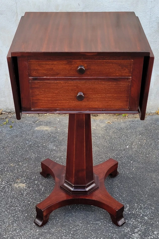 Elegante Mesita de Noche Imperio Caoba Hoja Caída Años 40, Mesa auxiliar con Dos Cajones Foto 2 de 4