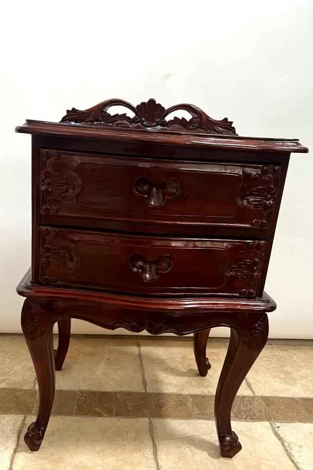 Mesa de cabeceira vintage duas gavetas rabo de pomba mogno esculpido país francês - Imagem 3 de 4