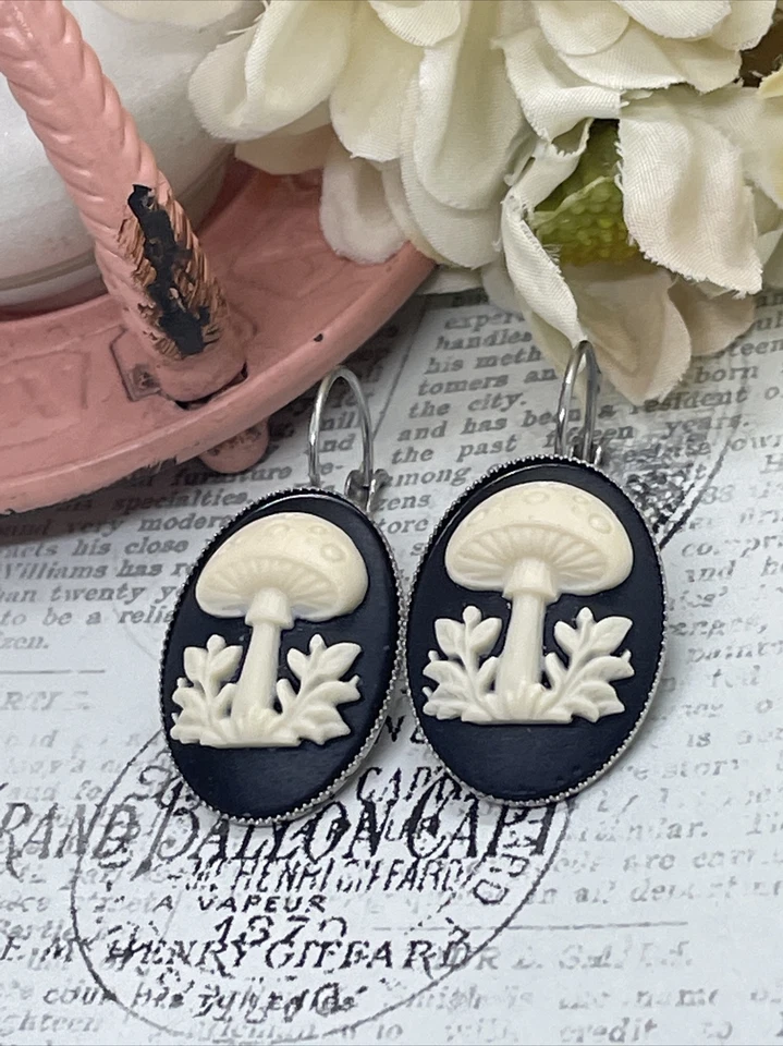 Brincos Mushroom Hippie Mod 70’s Cameo Silver Plate presente de casamento aniversário - Imagem 4 de 4