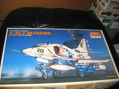 MIB McDonnell Douglas A-4E/F Skyhawk U.S. Navy Attack bomber -1/48 scale-Academy