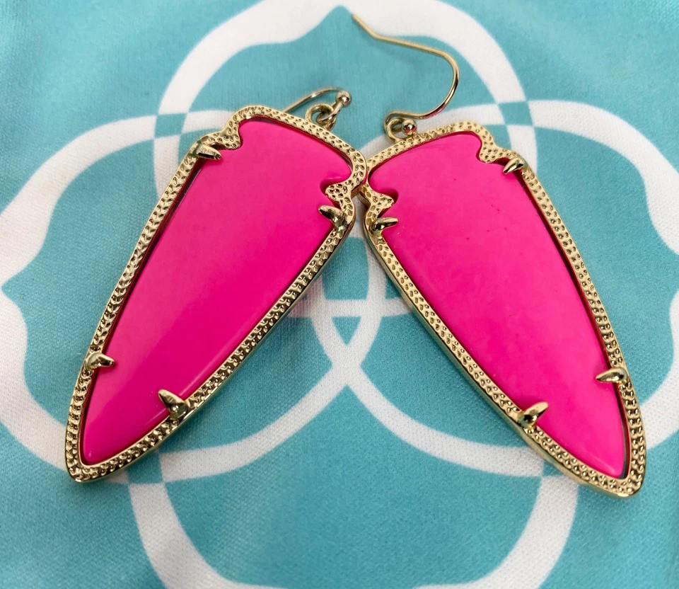Pendientes punta de flecha Kendra Scott rosa Skylar en oro Foto 4 de 4