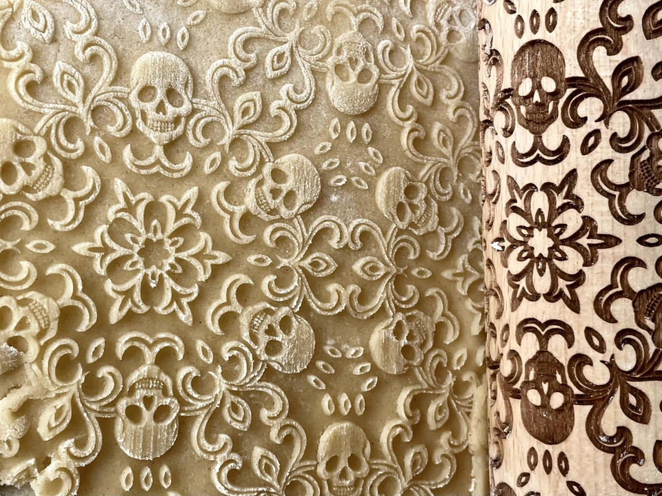 SKULL WREATH Embossing Rolling Pin with SKULLS, Spooky, Death's-head, Hallowe... - Image 2 of 4