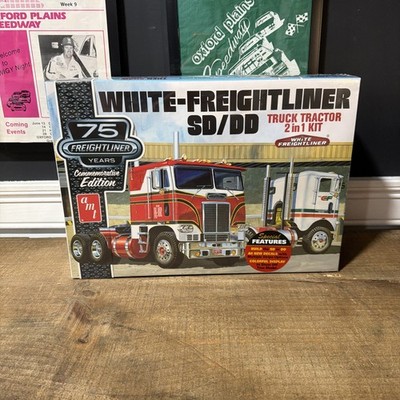 AMT 1/25 Freightliner 2-in-1 Single/Dual Tractor Wh AMT1046 Plastics Car/Truck