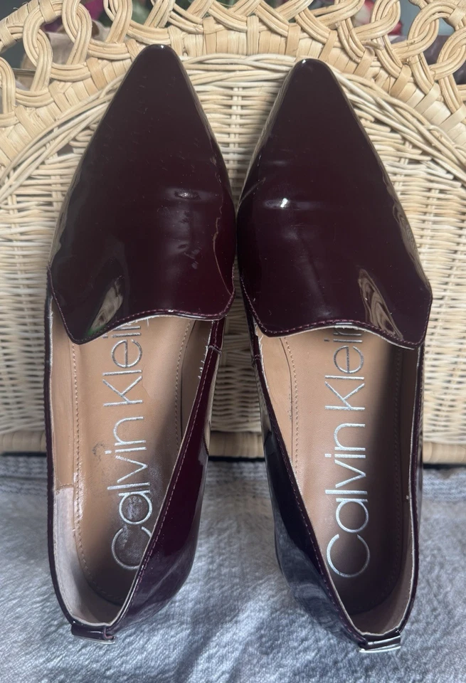 Mocasines planos sin cordones Calvin Klein Elin charol borgoña en punta W6,5 Foto 3 de 4