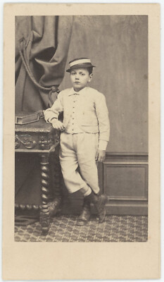 CDV BELLINGARD à LYON : JEUNE ENFANT COSTUMÉ AVEC POISSONS EN MAIN