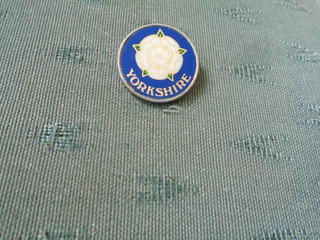 YORKSHIRE WHITE ROSE COAT OF ARMS METAL PIN BADGE