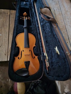 violin 4/4 used advanced. Made in Romania Approx 35 years old. Great Condition.