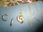 VINTAGE CUTE GOLDTONE TRIPLE-RING DANGLE PENDANT  NECKLACE/HOOP EARRINGS — photo 3