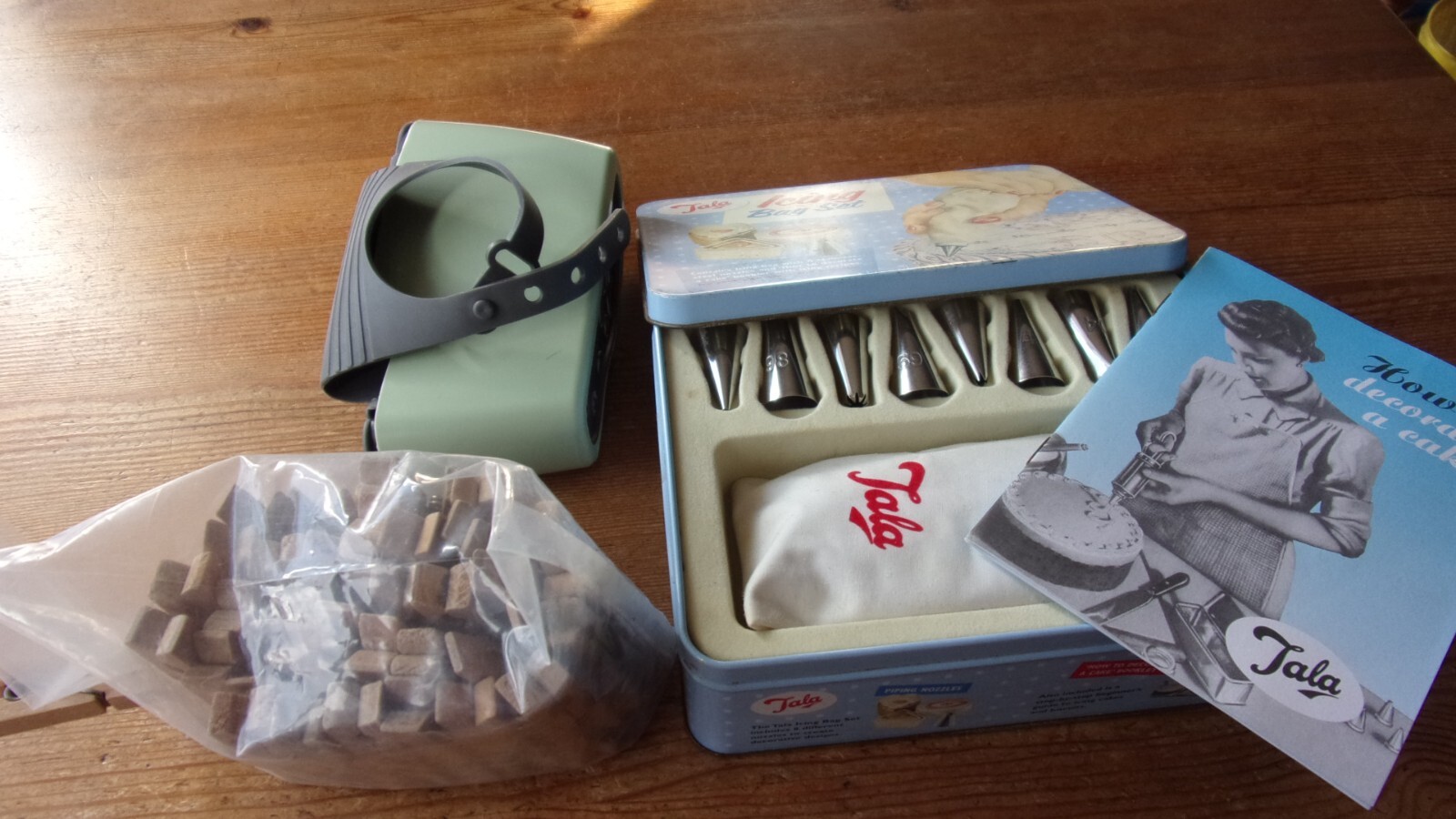 Kitchen Utensils Gadgets Tala Icing Bag Set / Vintage pegs + Sink