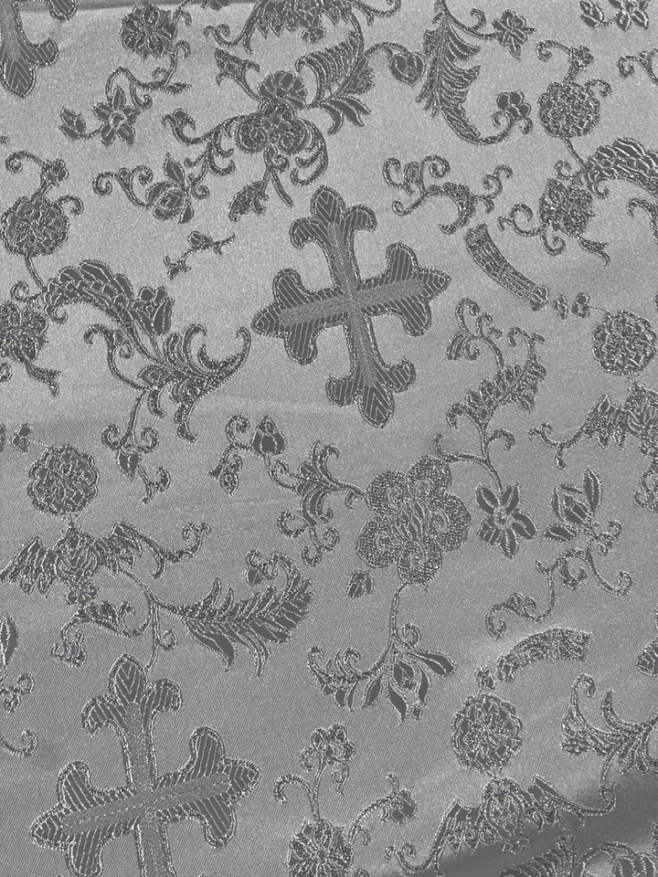 Tela brocada cruz iglesia metálica blanca plateada 60” ancho vendida por yarda Foto 3 de 4