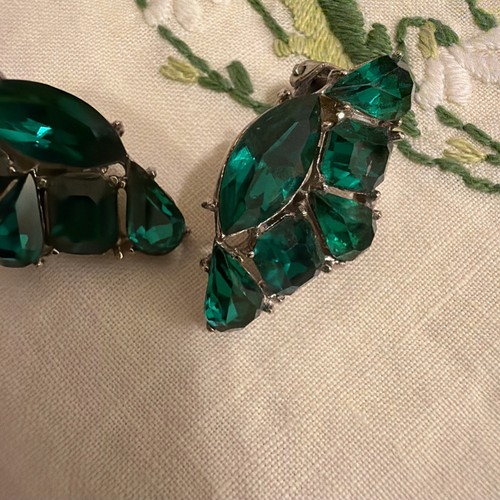 Vintage WIESNER Signed Emerald Green Crystal Marquise Cut Clip Earrings - Afbeelding 4 van 11