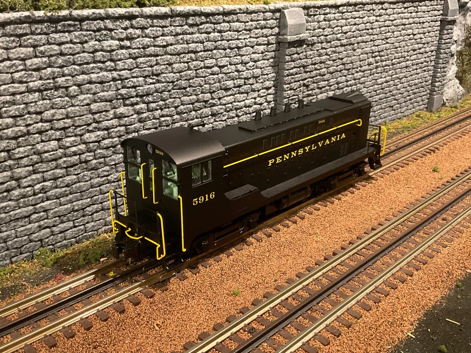 Weaver 1557LP O Scale Pennsylvania Railroad VO-1000 Diesel w/TMCC & Sound - Image 3 of 4