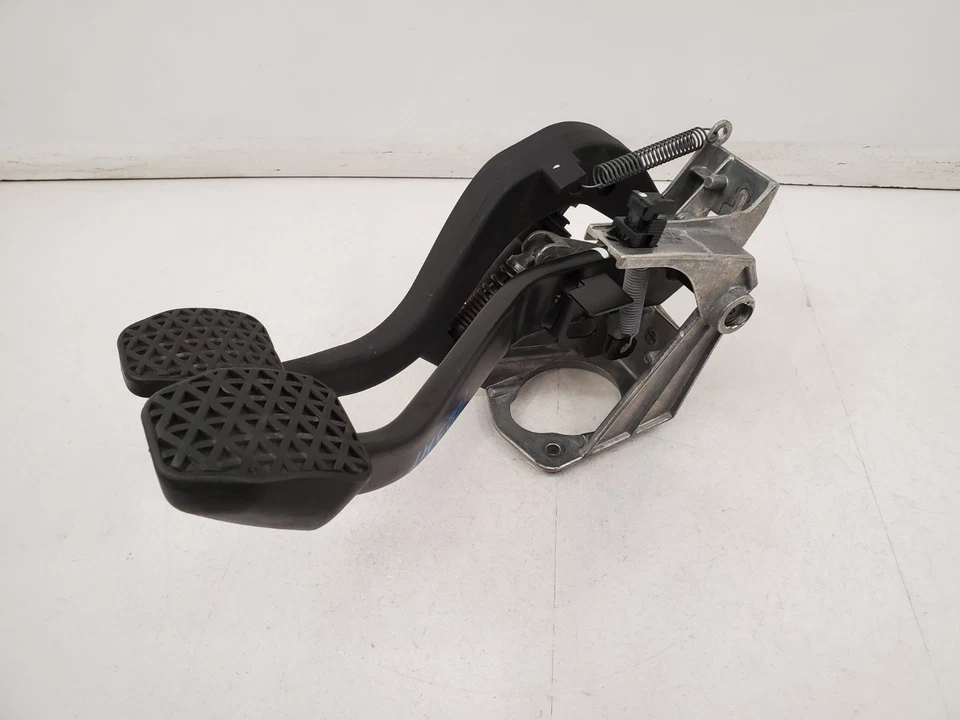 ✅ 07-13 OEM BMW E90 E92 E93 335 MANUAL TRANSMISSION Clutch Brake Pedal Assembly - Image 4 of 4