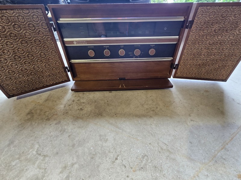 Rare GE T1040A AM/FM Stereo Receiver - Built-In Speakers . Works Great! Unique!